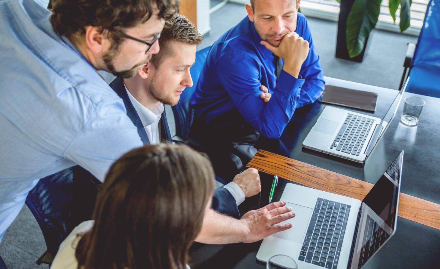 Büroumgebung mit strategischer Planung und Finanzanalyse